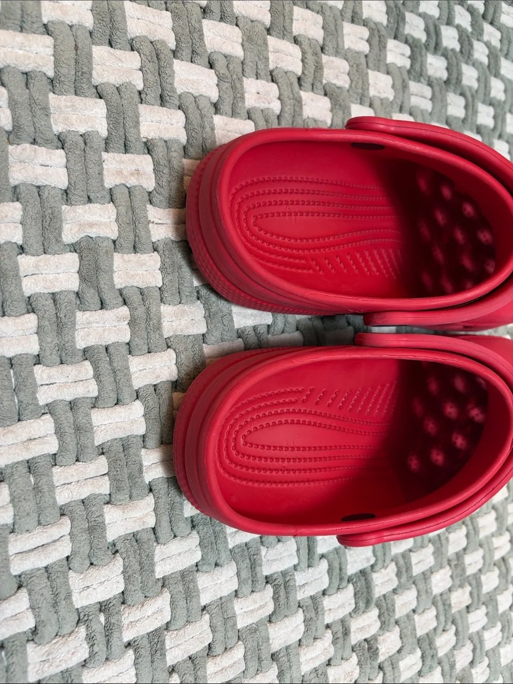 CROCS Classic Clogs in Red men’s size 5 women’s size 7